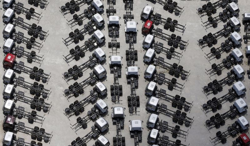 © Reuters. Caminhões novos em pátio de montadora em São Bernardo do Campo (SP) 
12/02/2015
REUTERS/Paulo Whitaker