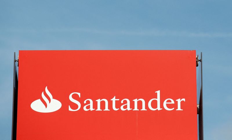 &copy; Reuters. FOTO DE ARCHIVO: Un cartel del Santander fuera de la Casa del Santander en Reino Unido