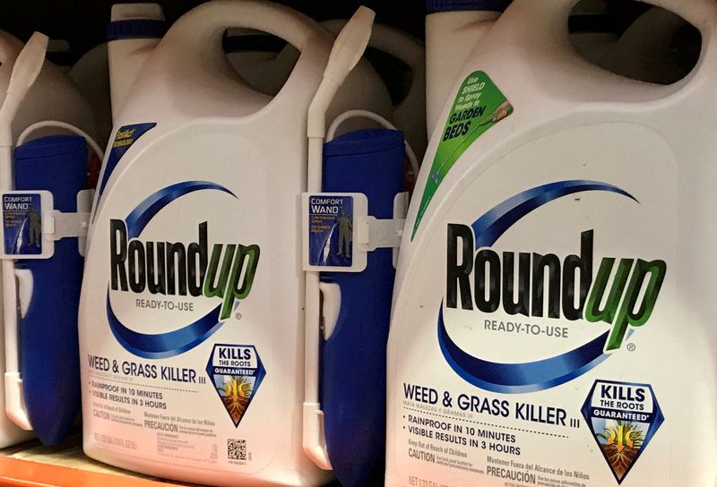 &copy; Reuters. FILE PHOTO: Monsanto Co's Roundup is shown for sale in Encinitas, California, U.S., June 26, 2017.  REUTERS/Mike Blake