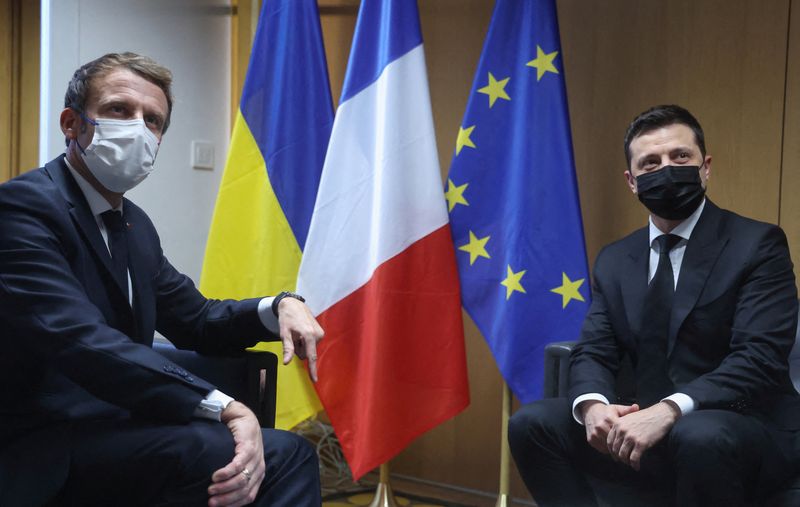 &copy; Reuters. الرئيس الفرنسي إيمانويل ماكرون (إلى اليسار) خلال اجتماع مع نظيره الأوكراني فولوديمير زيلينسكي في بروكسل يوم الاربعاء. صورة من ممثل لوكالات 