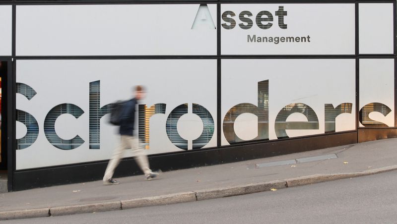 © Reuters. FILE PHOTO: A man walks past the logo of investment management company Schroders at a branch in Zurich, Swtzerland November 5, 2018.   REUTERS/Arnd Wiegmann