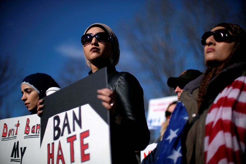 © Reuters. FILE PHOTO: Activist groups including the Council on American-Islamic Relations, MoveOn.org, Oxfam, and the ACLU hold a rally in front of the White House to mark the anniversary of the first Trump administration travel and refugee ban in Washington, U.S., January 27, 2018. REUTERS/James Lawler Duggan/File Photo