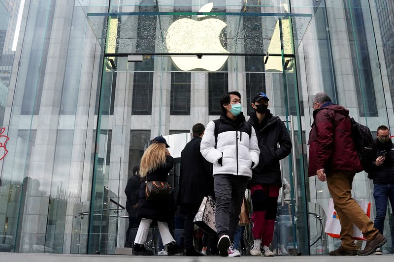 &copy; Reuters.  People leave the Apple Store on Fifth Avenue on Black Friday in the Manhattan borough of New York City, New York, U.S., November 26, 2021.  REUTERS/Carlo Allegri/File Photo