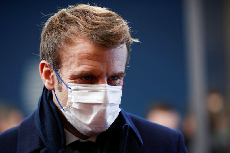 &copy; Reuters. Le président français Emmanuel Macron n'a pas exclu d'avoir un jour recours à la vaccination obligatoire contre le COVID-19, tout en laissant entendre que cette mesure n'était pas la priorité pour le moment en raison de la forte couverture vaccinale 