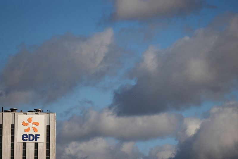 &copy; Reuters. EDF a annoncé mercredi la prolongation de l'arrêt des réacteurs de la centrale nucléaire de Civaux (Vienne) et la mise à l'arrêt de ceux de la centrale de Chooz (Ardennes), indiquant vouloir procéder à des remplacements et contrôles préventifs d