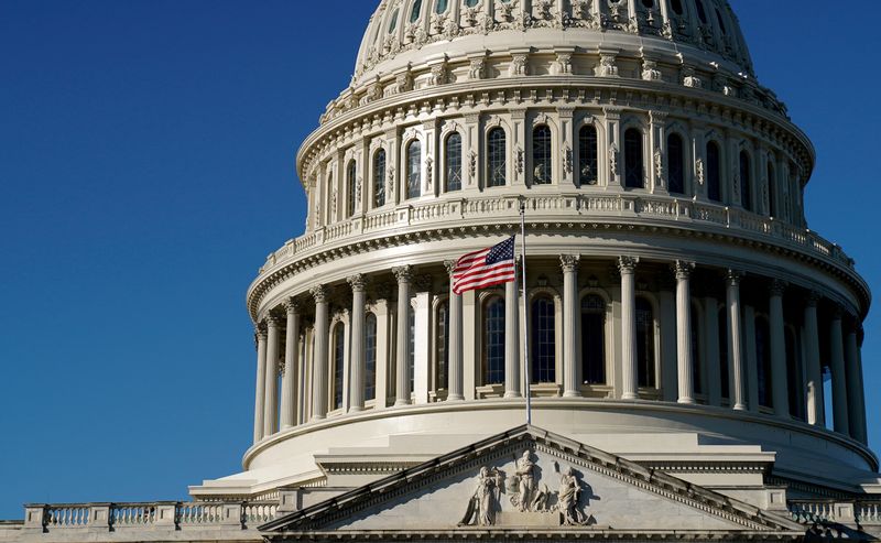 &copy; Reuters. العلم الأمريكي يرفرف أمام مبنى الكابيتول مقر الكونجرس الأمريكي في العاصمة واشنطن. صورة من أرشيف رويترز.