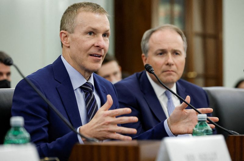 © Reuters. FILE PHOTO: United Airlines CEO Scott Kirby and Delta Air Lines Executive Vice President John Laughter testify before the Senate Commerce, Science, and Transportation Committee in the Russell Senate Office Building on Capitol Hill, in Washington, U.S., December 15, 2021 Chip Somodevilla/Pool via REUTERS