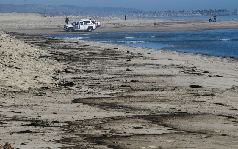 &copy; Reuters. FILE PHOTO: Oil stains are left behind on the State Beach that was closed down after a major oil spill off the coast of California has come ashore in Huntington Beach, California, U.S. October 3, 2021. REUTERS/Gene Blevins
