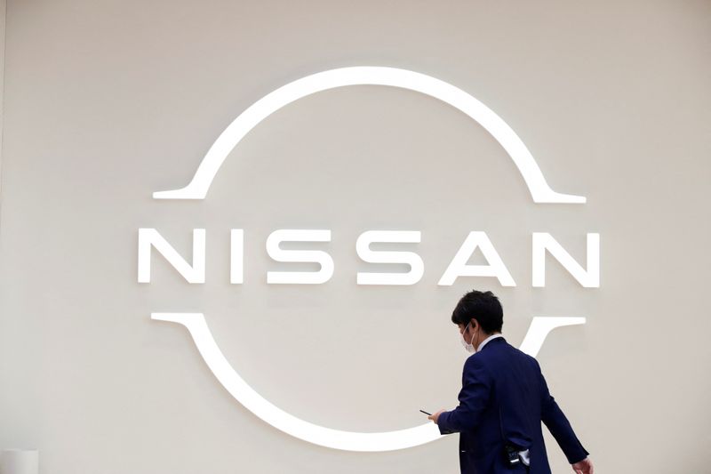 &copy; Reuters. A man walks in front of the Nissan logo at Nissan Gallery in Yokohama, Japan November 29, 2021. REUTERS/Androniki Christodoulou