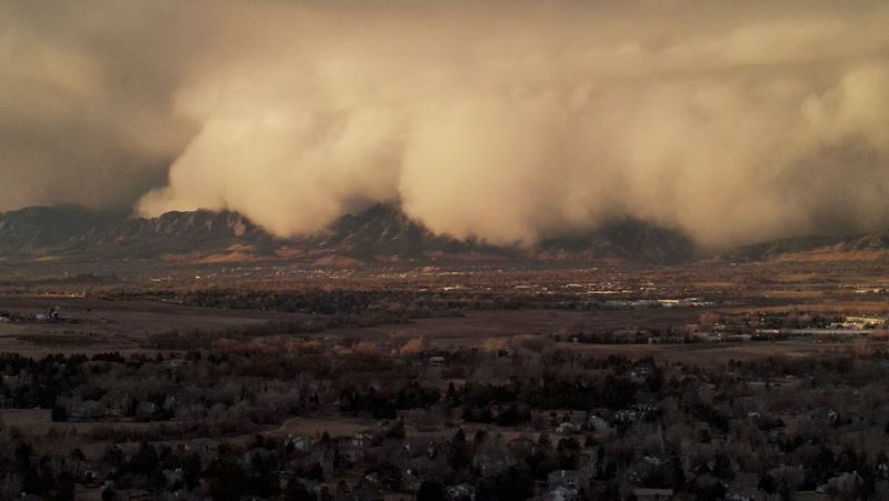 &copy; Reuters. A cloud of dust storm is observed in Niwot, Colorado, U.S. December 15, 2021 in this screen grab obtained from a social media video. Kirk Fischer/via REUTERS