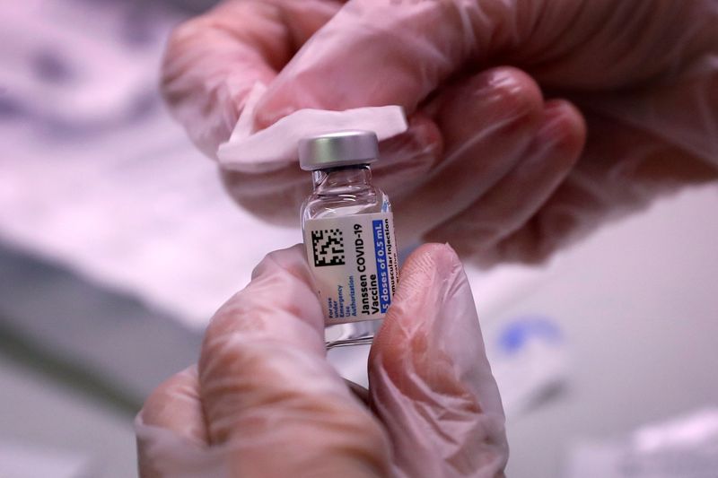 &copy; Reuters. 　１２月１５日、欧州連合（ＥＵ）の欧州医薬品庁（ＥＭＡ）は、米ジョンソン・エンド・ジョンソン（Ｊ＆Ｊ）製の新型コロナウイルスワクチンについて、１８歳以上の人が１回目の接種
