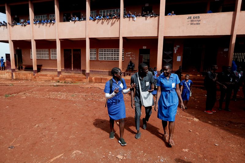 &copy; Reuters. فتيات في مدرسة في الكاميرون في صورة من أرشيف رويترز.