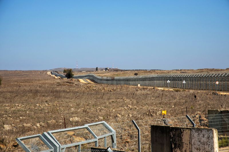 © Reuters. منظر عام لسياج أمني قرب الحدود بين سوريا وإسرائيل في صورة من أرشيف رويترز.