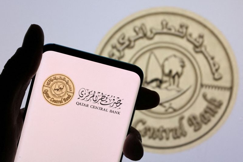 &copy; Reuters. شعار مصرف قطر المركزي على شاشة هاتف محمول على خلفية تظهر ذات الشعار في صورة تعبيرية التقطت في الأول من ديسمبر كانون الأول 2021. تصوير دادو روفي