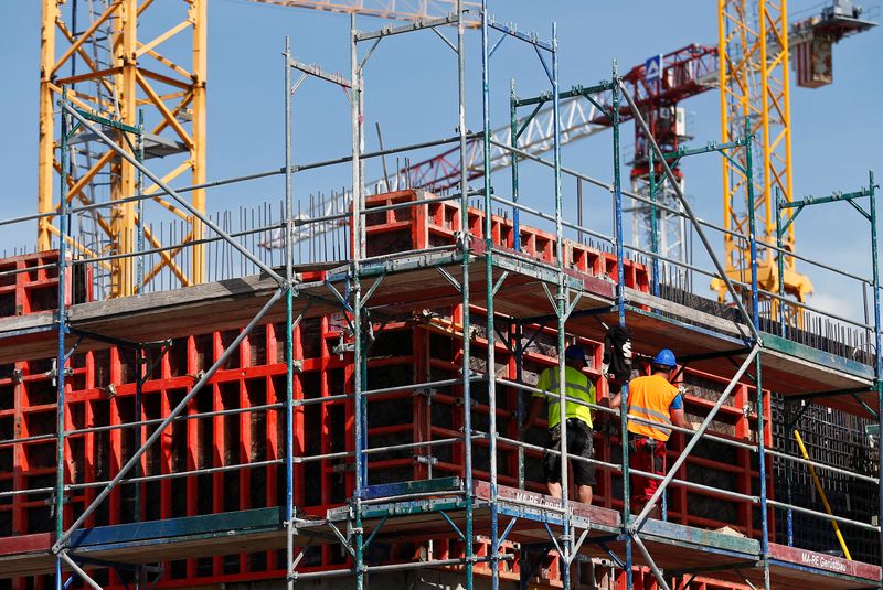 &copy; Reuters. FILE PHOTO: Construction workers prepare concrete formworks in Berlin, Germany May 17, 2017. REUTERS/Hannibal Hanschke