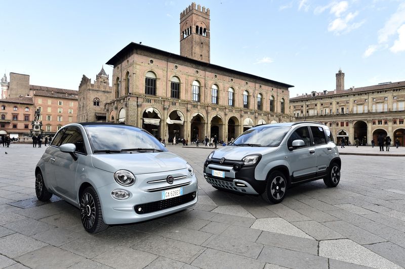 © Reuters. FILE PHOTO: New Fiat Panda and Fiat 500 mild-hybrid cars are seen in piazza Maggiore, in Bologna, Italy, February 4, 2020. REUTERS/Flavio Lo Scalzo