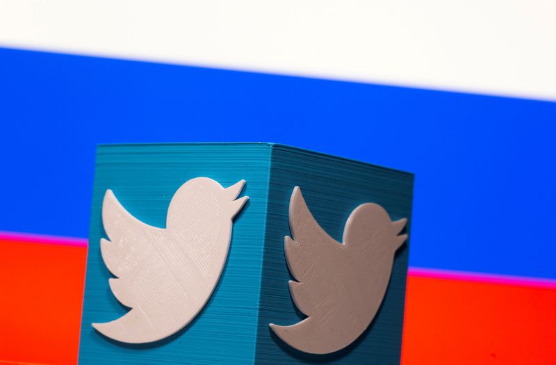 &copy; Reuters. FOTO DE ARCHIVO: Un logotipo de Twitter impreso en 3D aparece delante de una bandera rusa expuesta. REUTERS/Dado Ruvic