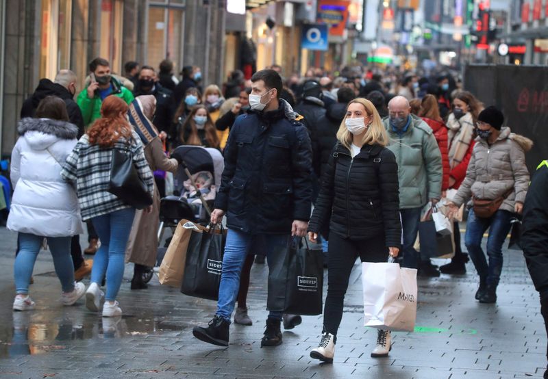 &copy; Reuters. FOTO DE ARCHIVO: Compradores en la principal calle comercial de Colonia, Hohe Strasse (Calle Mayor), en Colonia, Alemania, 12, diciembre, 2020.  REUTERS/Wolfgang Rattay/File Photo
