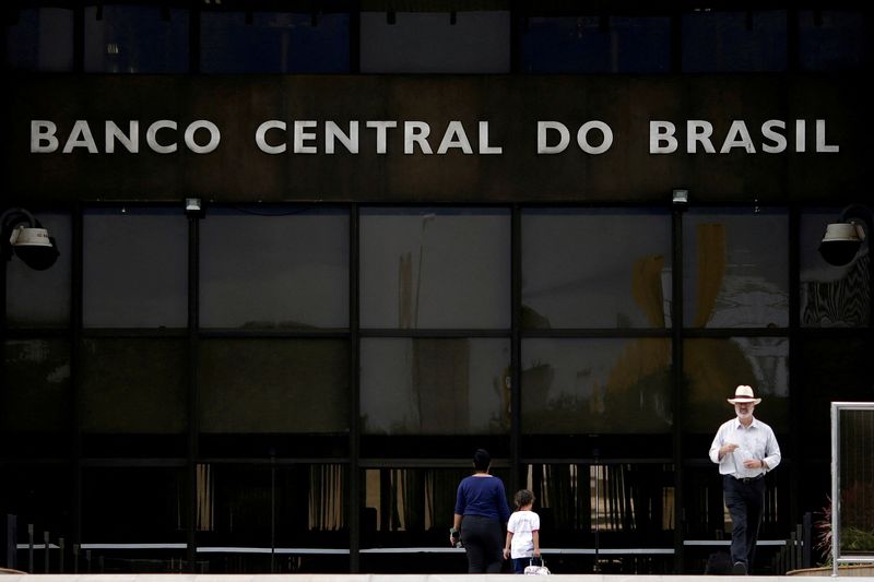 © Reuters. Pessoas passam em frente à sede do Banco Central em Brasília
16/05/2017
REUTERS/Ueslei Marcelino