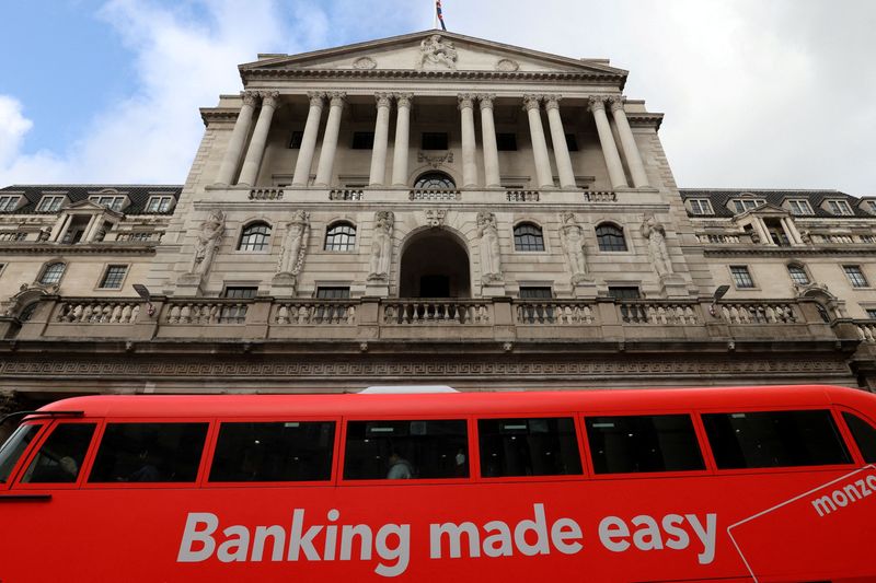 &copy; Reuters. Ônibus passa em frente ao Banco da Inglaterra, em Londres, 31 de outubro de 2021. REUTERS/Tom Nicholson