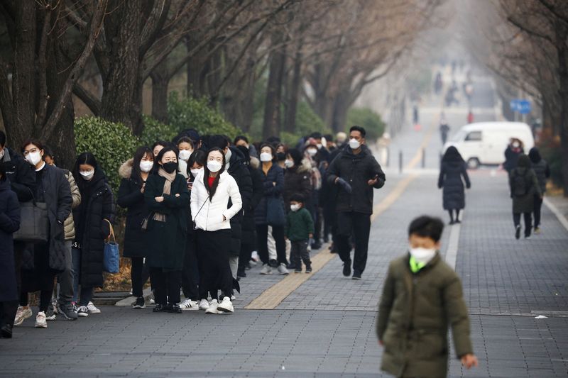 &copy; Reuters. Pessoas fazem fila para passar por teste de detecção do coronavírus em Seul
15/12/2021 REUTERS/Kim Hong-Ji