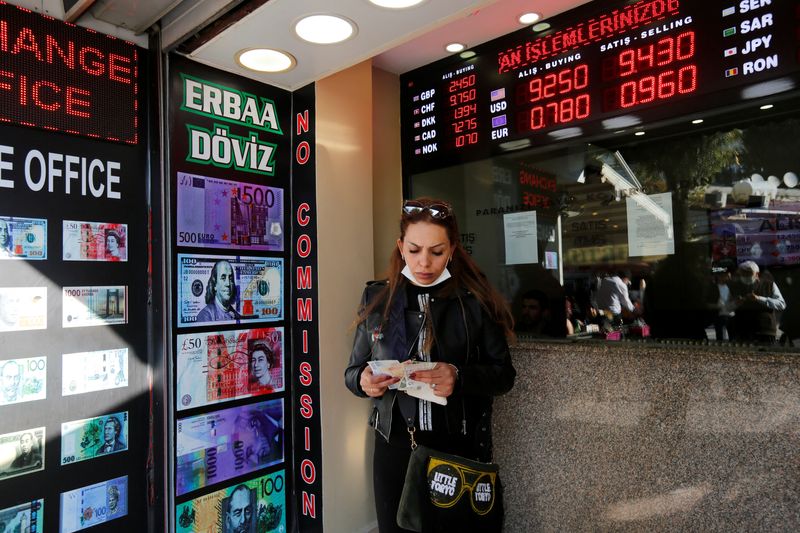 &copy; Reuters. FILE PHOTO: A woman counts her money at an exchange office in Istanbul, Turkey, October 21, 2021. REUTERS/Dilara Senkaya