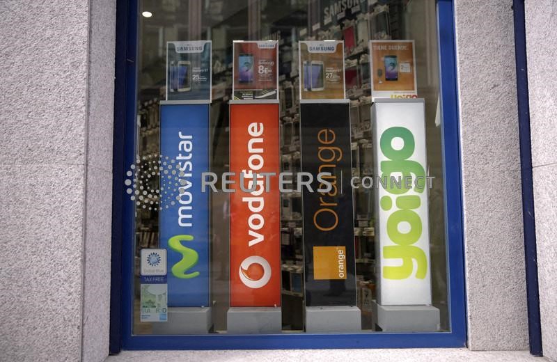 &copy; Reuters. I loghi di Movistar, Vodafone, Orange e Yoigo nella vetrina di un negozio di Madrid. 31 marzo 2016. REUTERS/Andrea Comas