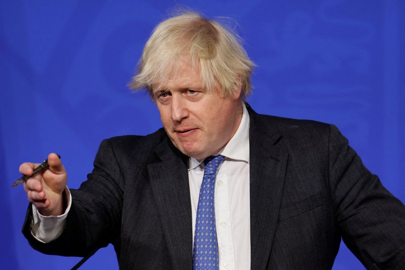 &copy; Reuters. El primer ministro británico, Boris Johnson, asiste a una conferencia de prensa para actualizar a la nación sobre el programa de vacunación de refuerzo Covid-19 en Downing Street, Londres, Reino Unido, el 15 de diciembre de 2021. Tolga Akmen / Pool ví