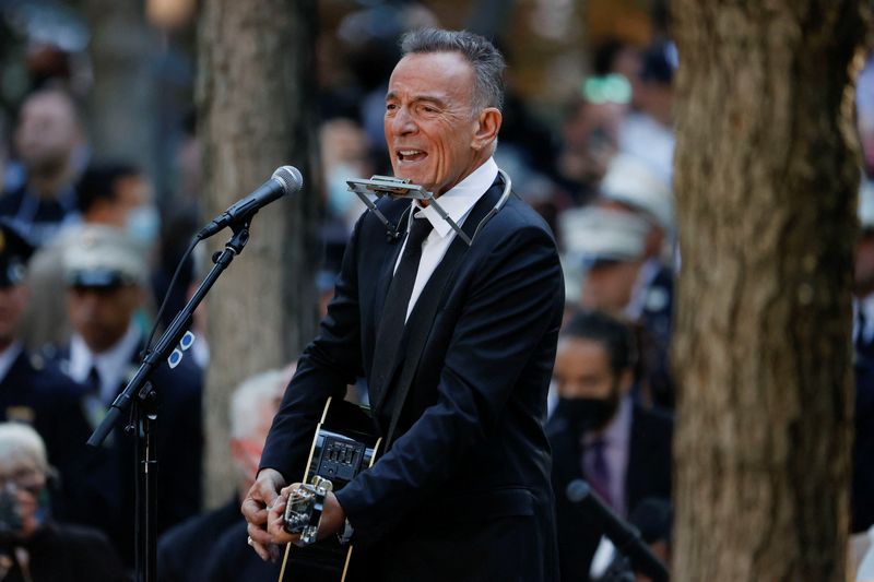 &copy; Reuters. FOTO DE ARCHIVO: El cantante Bruce Springsteen actúa durante una ceremonia que conmemora el 20 aniversario de los ataques del 11 de septiembre de 2001 en la ciudad de Nueva York, Nueva York, Estados Unidos, el 11 de septiembre de 2021. REUTERS / Brendan 