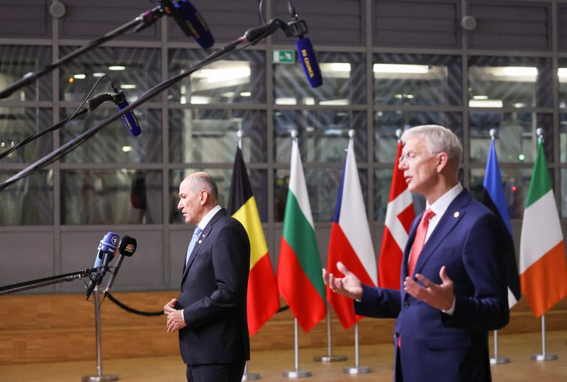 &copy; Reuters. El primer ministro de Eslovenia, Janez Jansa, y el primer ministro de Letonia, Arturs Krisjanis Karins, el primer ministro de Eslovaquia, Eduard Heger, llegan a una cumbre de la Unión Europea en el edificio del Consejo Europeo en Bruselas, Bélgica, el 1