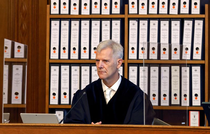 © Reuters. القاضي الألماني أولاف آرنولدي يجلس في قاعة المحكمة في برلين في صورة من أرشيف رويترز. 