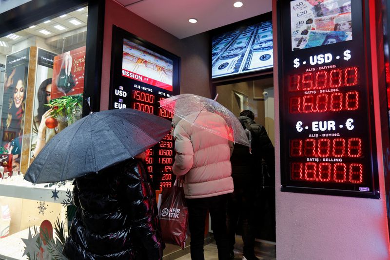 © Reuters. People wait to change money at a currency exchange office in Istanbul, Turkey December 16, 2021. REUTERS/Dilara Senkaya