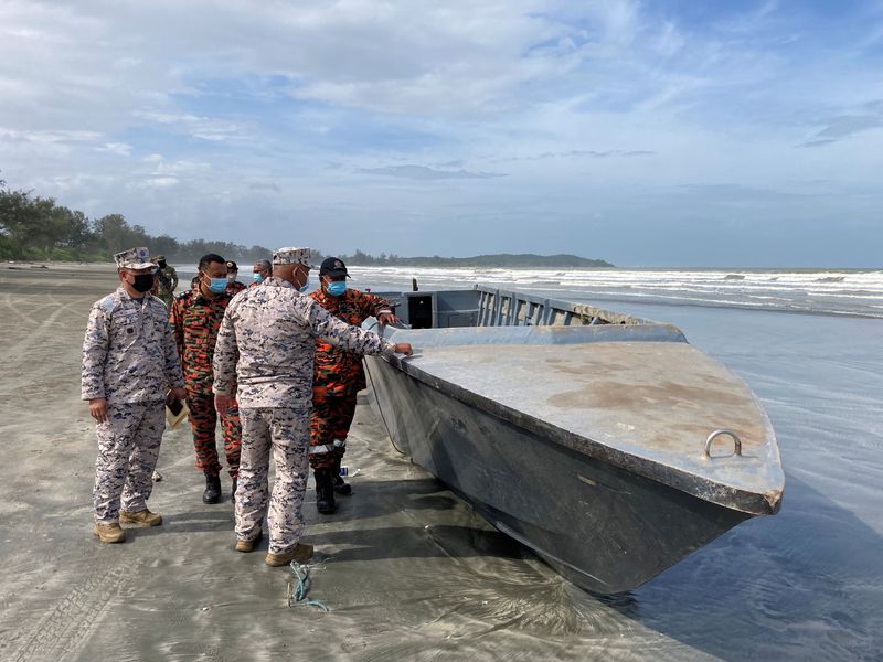 &copy; Reuters. Oficiais inspecionam barco que naufragou, enquanto outros imigrantes continuam desaparecidos em Kota Tinggi, na Malásia
15/12/2021 Agência de Execução Marítima da Malásia (MMEA)/via REUTERS