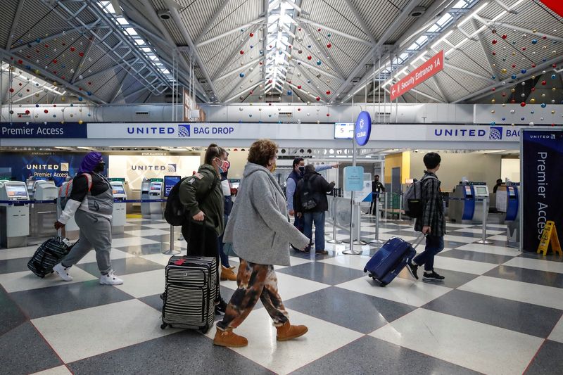 © Reuters. FILE PHOTO: Travelers pass through O'Hare International Airport in Chicago, Illinois, U.S. November 25, 2020. REUTERS/Kamil Krzaczynski