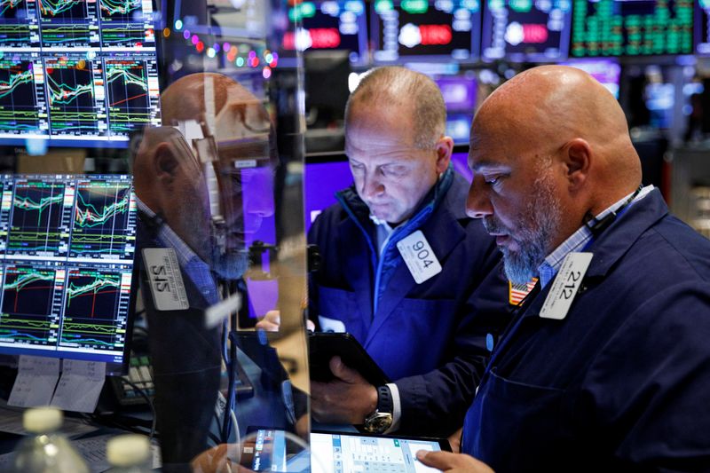 &copy; Reuters. IMAGEN DE ARCHIVO. Operadores trabajando en el piso de la Bolsa de Valores de Nueva York, en Nueva York, EEUU