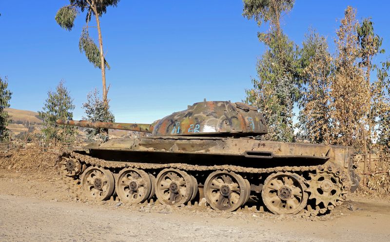 &copy; Reuters. دبابة عسكرية دمرت حديثا في القتال بين قوة الدفاع الوطني الإثيوبية وجبهة تحرير شعب تيجراي على جانب الطريق في إقليم أمهرة بصورة التطقت في الس