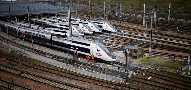 &copy; Reuters. Les deux principaux syndicats de la SNCF, la CGT et SUD-Rail, ont décidé jeudi de suspendre le préavis de grève pour samedi et dimanche, premier week-end des vacances de fin d'année, au lendemain du retrait de cette mobilisation de l'UNSA-Ferroviaire