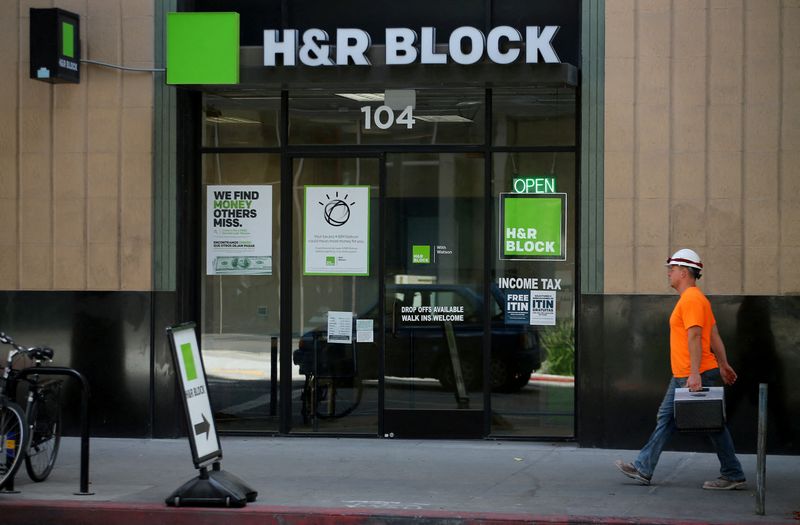 &copy; Reuters. FILE PHOTO: A construction worker walks past a H&R Block tax office in Los Angeles, California, U.S., April 26, 2017.  REUTERS/Mike Blake/File Photo