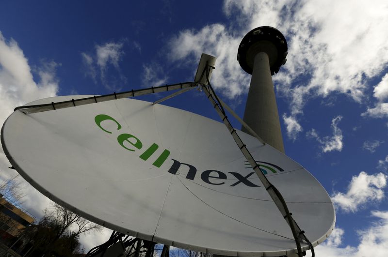 &copy; Reuters. FILE PHOTO: A telecom antenna of Spain's telecoms infrastructures firm Cellnex are seen under main telecom tower, known as "Piruli", in Madrid, Spain, March 10, 2016. REUTERS/Sergio Perez