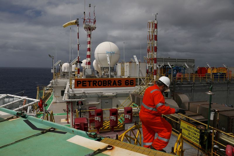 &copy; Reuters. FILE PHOTO: A worker walks inside the Brazil's Petrobras P-66 oil rig in the offshore Santos Basin in Rio de Janeiro, Brazil September 5, 2018. REUTERS/Pilar Olivares/File Photo