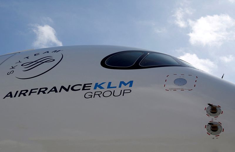 &copy; Reuters. Air France-KLM a annoncé jeudi avoir passé une commande de 100 appareils à Airbus pour renouveler les flottes de ses compagnies KLM et de Transavia, et avoir par ailleurs les droits d'acquisition de 60 appareils supplémentaires. /Photo d'archives/REUT