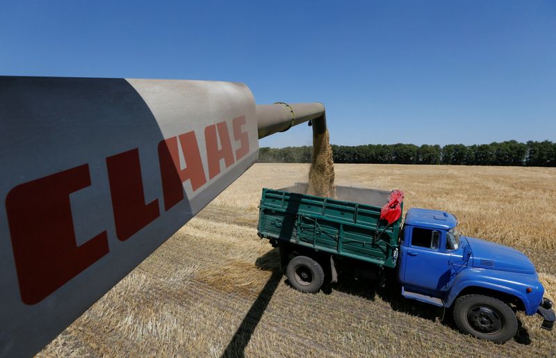 &copy; Reuters. FILE PHOTO: A CLAAS combine harvester loads a truck with barley in a field near the village of Zhovtneve, Ukraine, July 14, 2016.  REUTERS/Valentyn Ogirenko