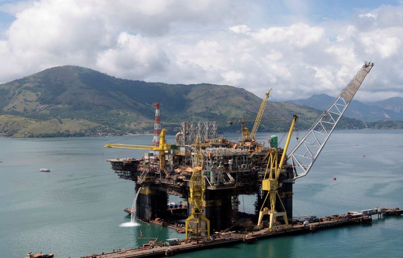 © Reuters. FILE PHOTO: An aerial view of the final stage of the construction of a new P-56 semi-submersible production platform for the oil company Petrobas at the Brasfels shipyard in Angra dos Reis, about 115 miles (185 km) west of Rio de Janeiro February 24, 2011.  REUTERS/Sergio Moraes