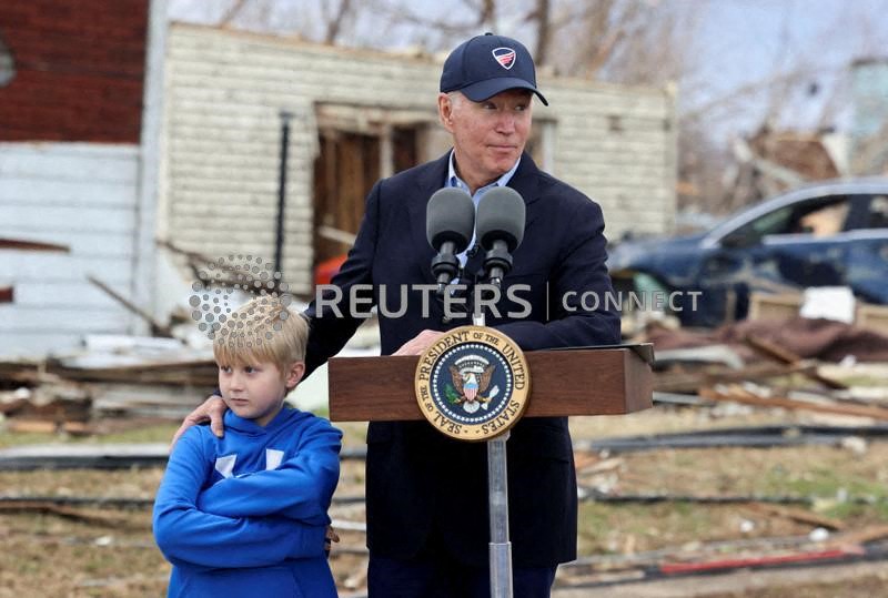 &copy; Reuters. O presidente dos EUA, Joe Biden, fala ao lado de Dane Maddox, 7, em um bairro devastado por uma erupção de tornados que passou por vários Estados, em Dawson Springs, Kentucky, EUA, 15 de dezembro de 2021. REUTERS/Evelyn Hockstein