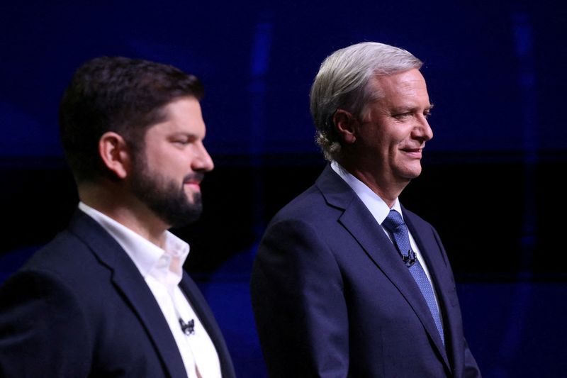 &copy; Reuters. Candidatos à Presidência do Chile Gabriel Boric e José Antonio Kast durante debate televisivo em Santiago
13/12/2021 Elvis Gonzalez /Pool via REUTERS