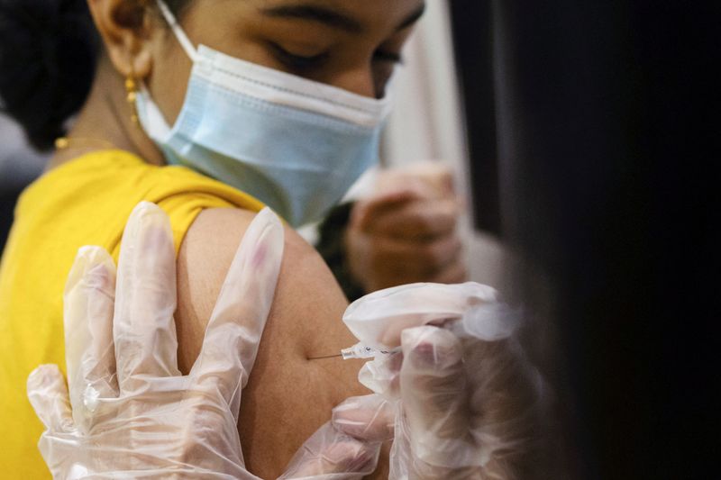 &copy; Reuters. Menina recebe dose da vacina contra Covid-19 da Pfizer-BioNTech na Pensilvânia
05/12/2021 REUTERS/Hannah Beier