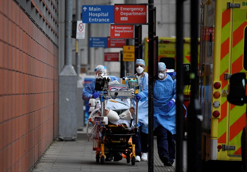 &copy; Reuters. Profissionais de saúde transportam paciente entre ambulâncias durante pandemia de Covid-19 em hospital de Londres
27/01/2021 REUTERS/Toby Melville