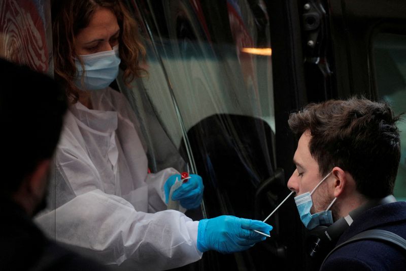 © Reuters. FILE PHOTO: A man takes a coronavirus disease (COVID-19) test at pop-up testing site in New York City, U.S., December 14, 2021. REUTERS/Brendan McDermid/File Photo