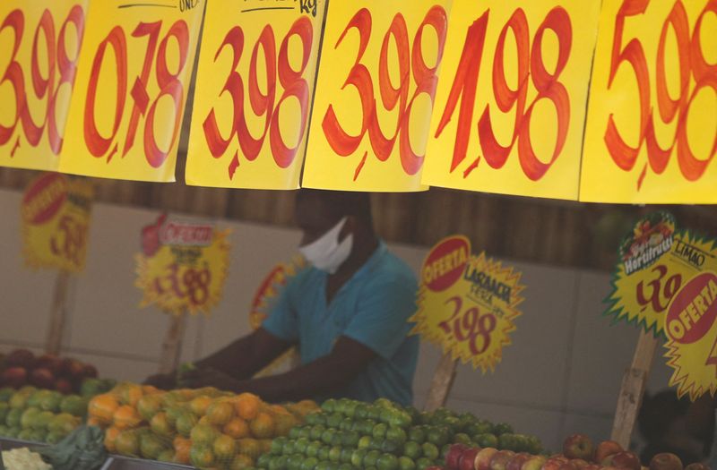 &copy; Reuters. Preços de mercadorias exbidos em supermercado no Rio de Janeiro
02/09/2021
REUTERS/Ricardo Moraes