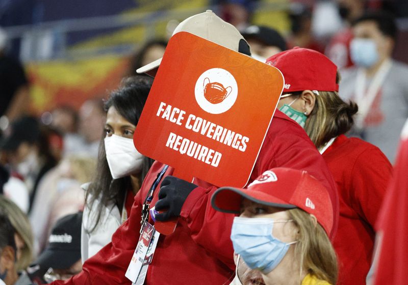 &copy; Reuters. Funcionário segura placa sobre uso de máscara em estádio da NFL
07/02/2021
REUTERS/Eve Edelheit